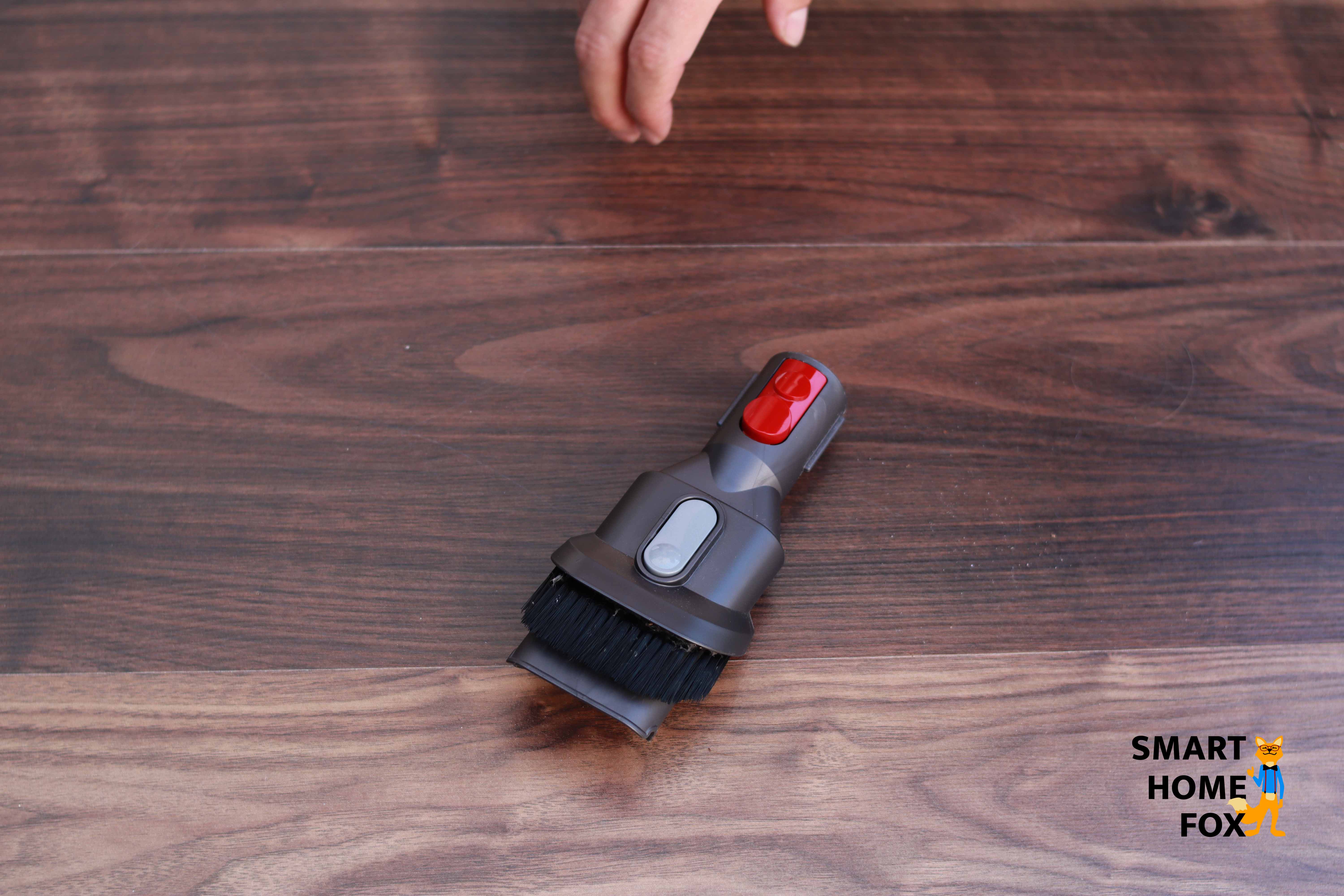 Das Multitool des Dyson V7 Motorhead mit eingefahrener Bürste